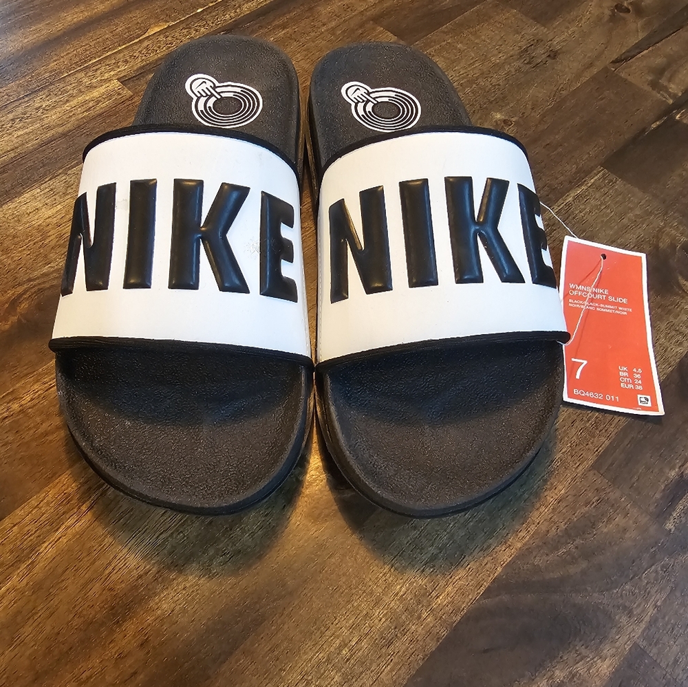 Women's Nike Offcourt Slides, black and white, size 7